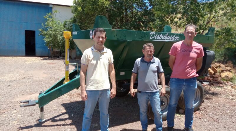 Prefeito Vanderlei Bonaldo e vice Jairo Luft entregam equipamento para o secretário da Agricultura Marcio Canzi