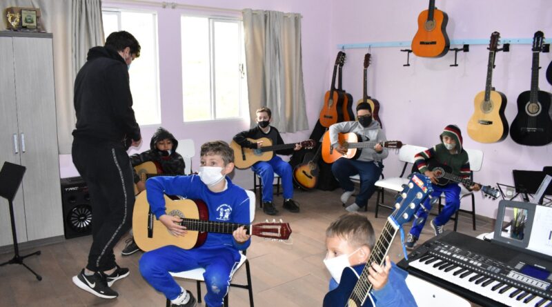 Aulas de violão também fazem parte das atividades oferecidas